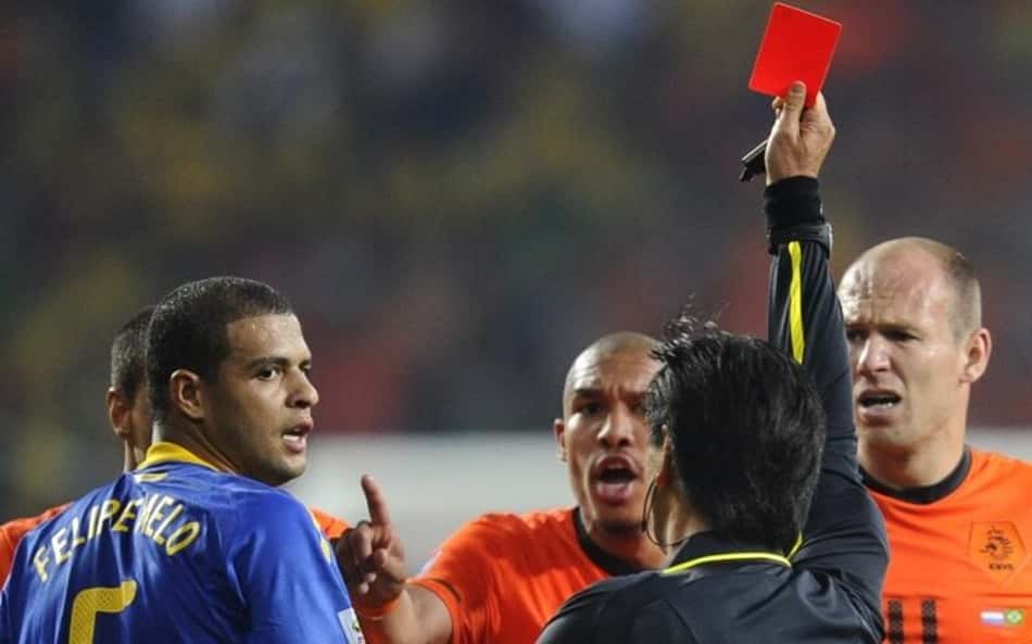 Todos os jogadores do Brasil que foram expulsos em Copas do Mundo