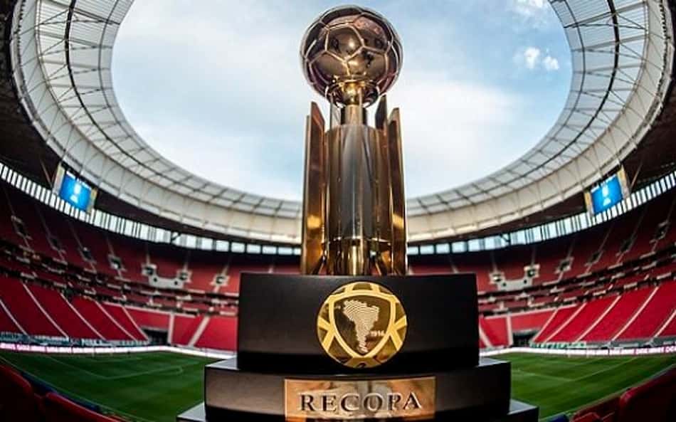 Conmebol divulga uniformes que Flamengo e Lanús utilizarão na Recopa; confira