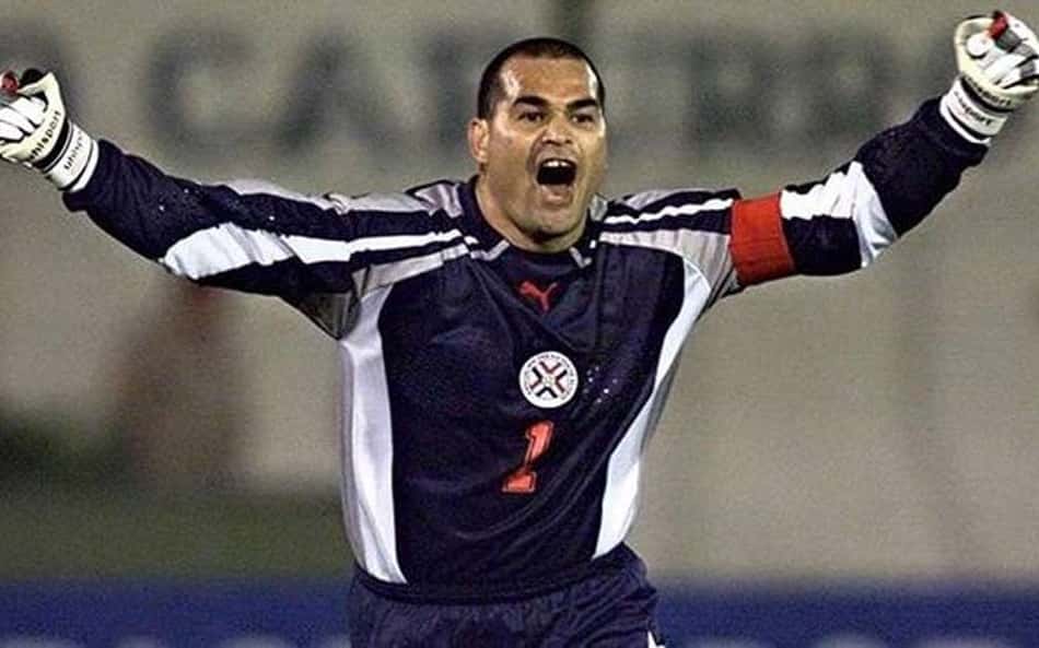 Chilavert critica Vini Jr após denúncia de racismo e ataca Mbappé: 'Anda com travesti'