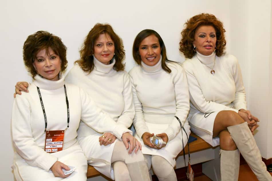 Isabel Allende, Susan Sarandon, Somaly Mam e Sophia Loren conduziram a bandeira olímpica em Turim 2006