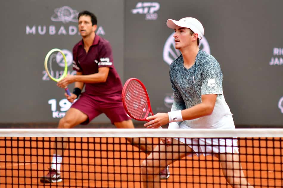 João Fonseca e Marcelo Melo em ação no Rio Open (Foto: Fotojump)