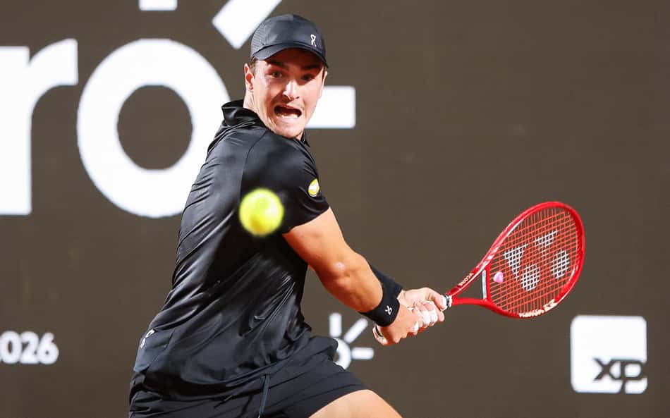 João Fonseca em ação contra Thiago Monteiro na estreia no Rio Open 2026