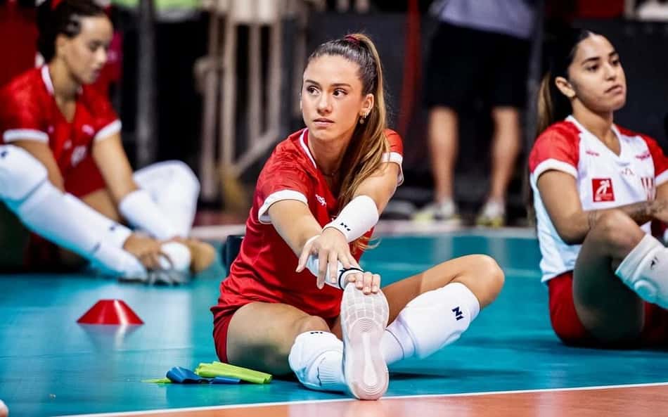 Júlia Azevedo defende o Tijuca na Superliga feminina de vôlei