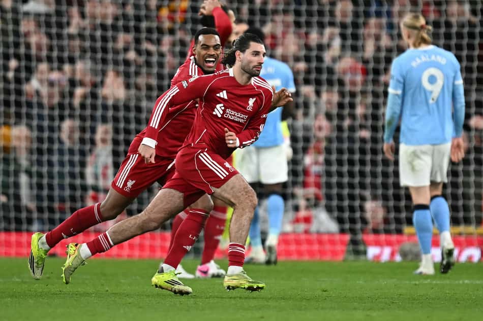 Szoboszlai marcou de falta e garantiu a vitória do Liverpool contra o Manchester City na Premier League (Foto: Paul ELLIS / AFP)