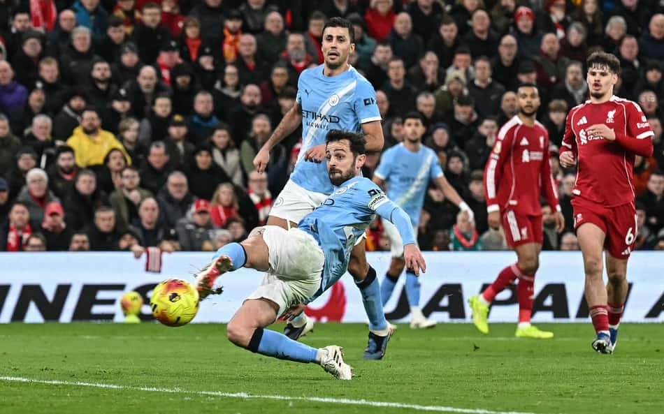 Bernardo faz gol de empate do Manchester City contra o Liverpool em Anfield (Foto: Paul ELLIS / AFP)