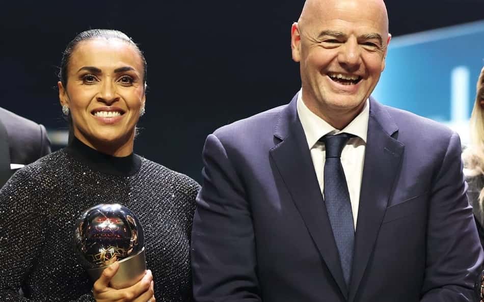 Presidente da Fifa parabeniza Marta e exalta brasileira: 'Verdadeira lenda'