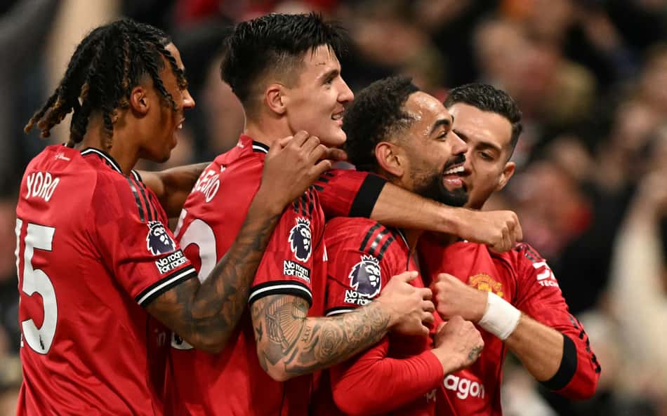 Jogadores do Manchester United comemoram gol de Matheus Cunha sobre o Brighton na Premier League (Foto: Oli SCARFF / AFP)