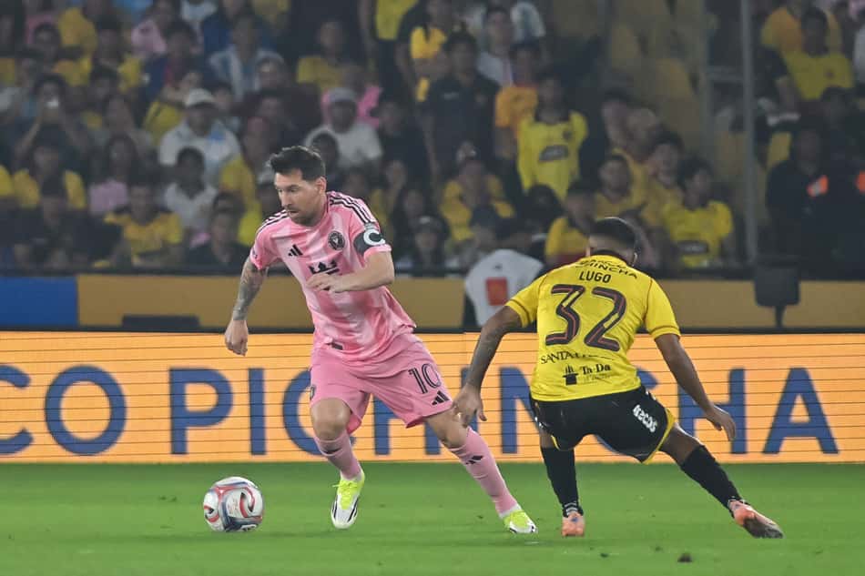 Lionel Messi, do Inter Miami (#10), avança com a bola contra Matias Lugo, do Barcelona de Guayaquil, em amistoso de pré-temporada (Foto: Marcos Pin/AFP)