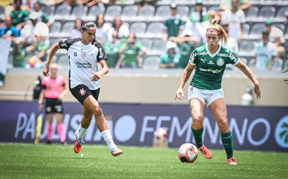 Andressa Alves, do Corinthians, e Fê Palermo, do Palmeiras, disputam bola. (Foto: Diego Soares/Ag.Paulistão)