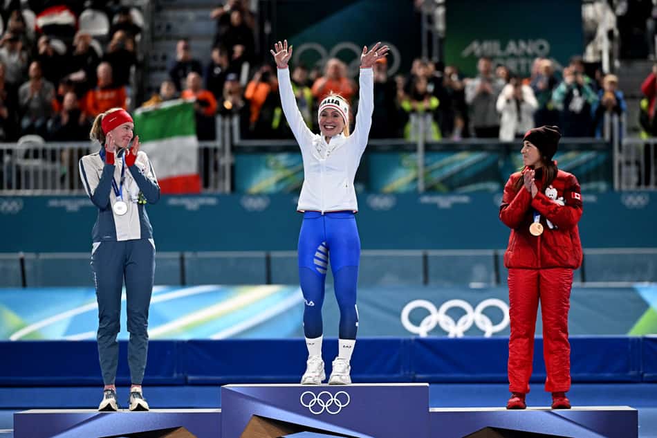 Ragne Wilklund, Francesca Lollobrigida e Valerie Maltais no pódio dos 3000m da patinação de velocidade