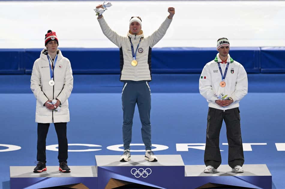 Pódio de estreantes olímpicos na prova dos 5000m na patinação de velocidade