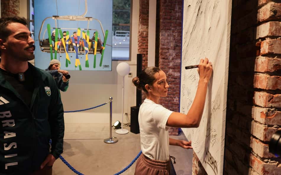 Rayssa Leal visita Casa Brasil em Milão e craques do vôlei se arriscam no curling