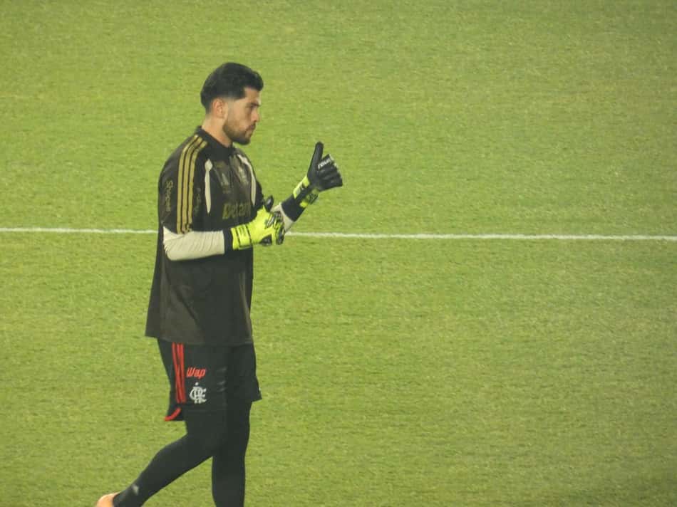 Rossi em campo para o aquecimento antes de Flamengo x Lanús pela Recopa (foto: Lucas Bayer/Lance!)