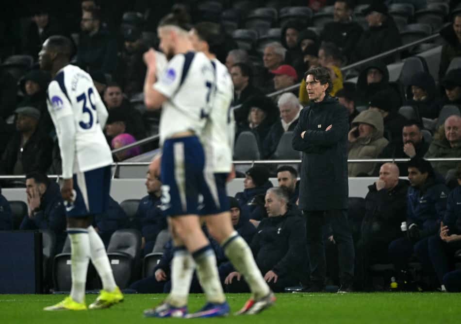 Santos: Thomas Frank reage nos minutos finais da derrota do Tottenham para o Manchester United pela Premier League (Foto: Glyn Kirk/AFP)