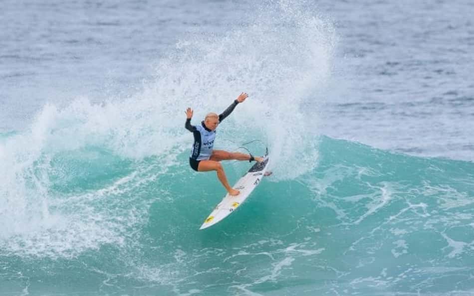 Em pausa no surfe, Tati Weston-Webb celebra nascimento da filha