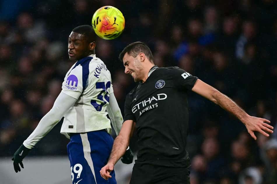 Pela Premier League, Tottenham e Manchester City empataram por 2 a 2 (Foto: Ben STANSALL / AFP)