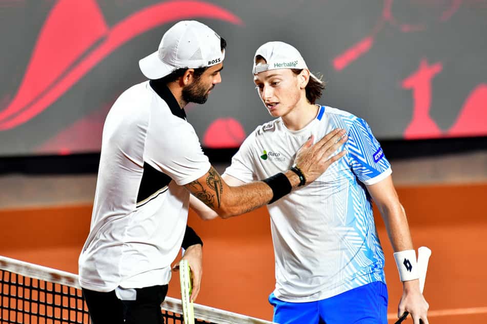 O peruano Ignacio Buse é cumprimentado pelo italiano Matteo Berrettini no Rio Open (Foto: Fotojump)