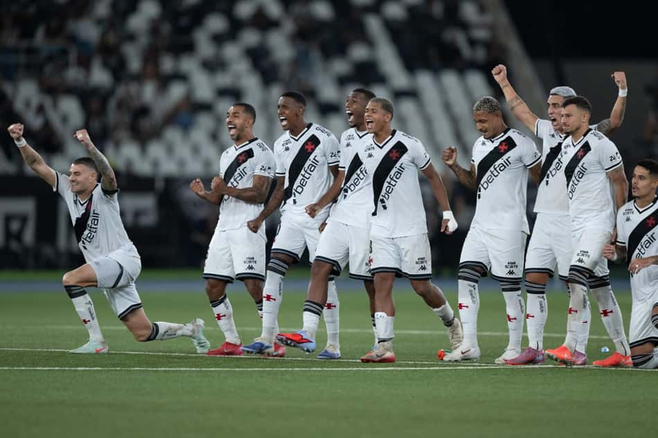 Jogadores do Vasco comemoram classificação contra o Botafogo na Copa do Brasil (Foto: Jorge Rodrigues/AGIF/Gazeta Press)