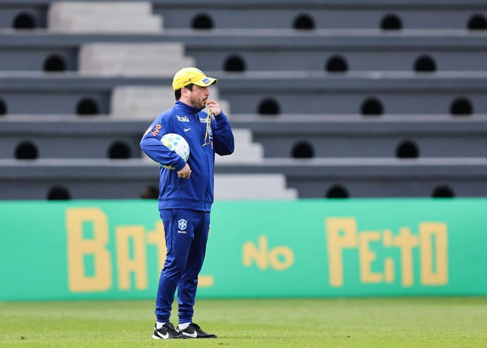 Arthur Elias durante treino da Seleção Brasileira nesta terça-feira Créditos: Lívia Villas Boas/Staff Images/CBF