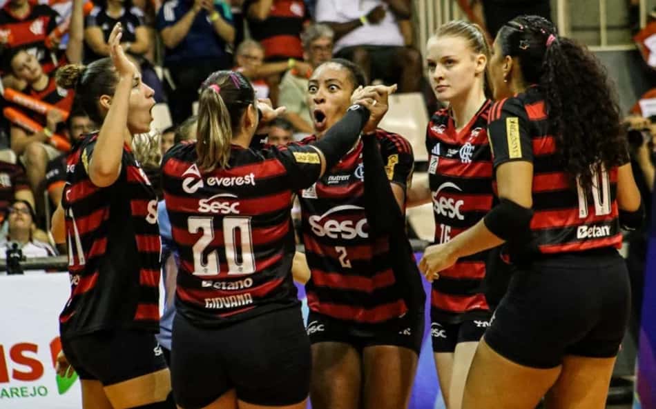 Jogadoras do Flamengo comemoram ponto na vitória sobre o Mackenzie (Foto: Julliana Nascimento/CRF)