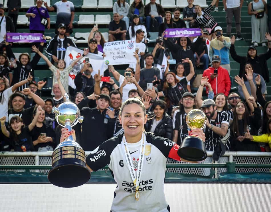 Comemoração do Corinthians com taça da Libertadores