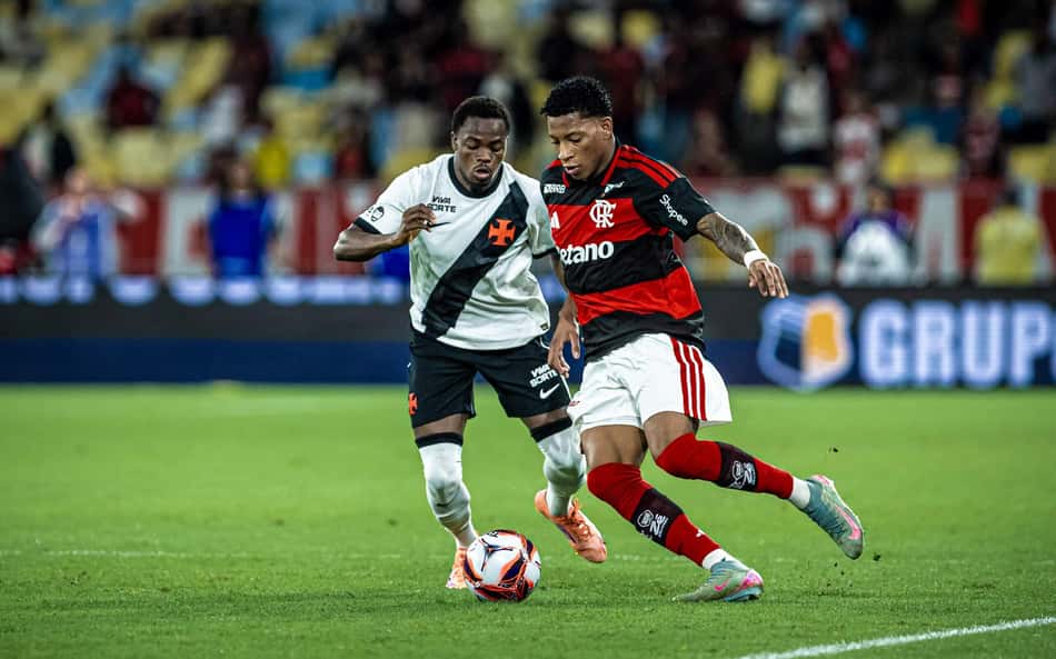 Plata e Gómez disputam a bola na partida entre Vasco e Flamengo (Foto: Affonso Andrade/Agência F8/Gazeta Press)