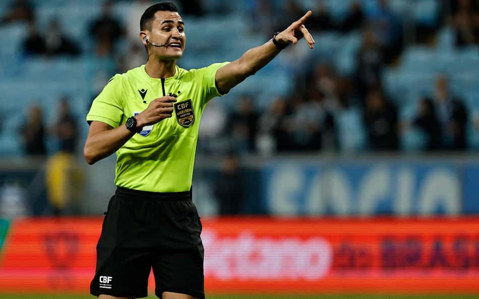 Matheus Delgado Candançan vai apitar prim,eiro jogo da final paulista (Foto: Roberto Vinícius/AGAFOTO/Gazeta Press