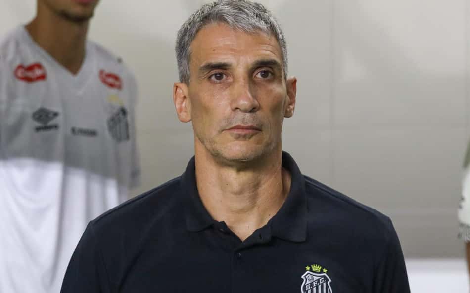 Torcida do Santos manda recado a Vojvoda após derrota para o Internacional