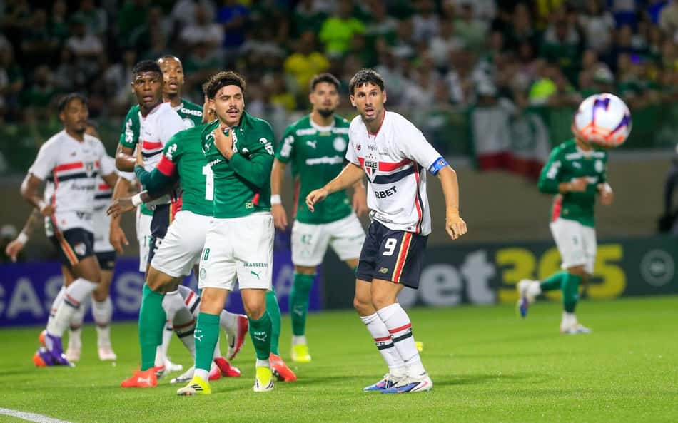 Palmeiras e São Paulo se enfrentando pelo Paulistão (Foto: Fernando Roberto/UAI FOTO)