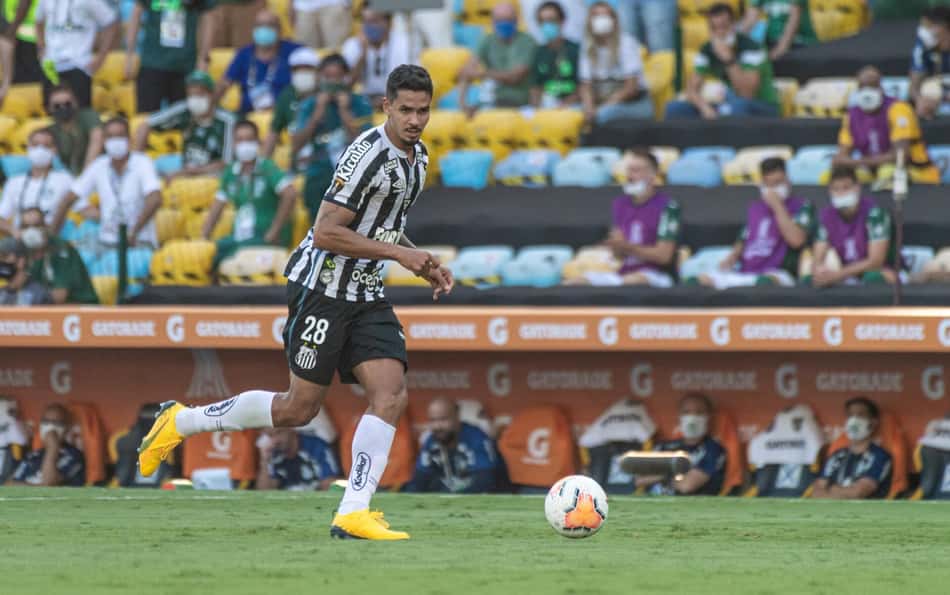 Lucas Veríssimo foi revelado pelas categorias de base do Santos. (Foto: GLEDSTON TAVARES/FramePhoto/Gazeta Press)
