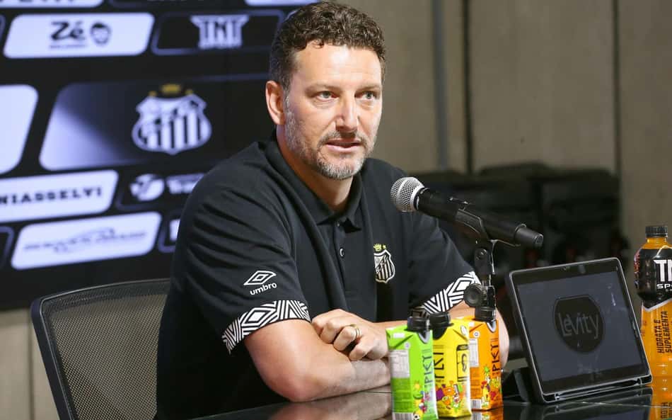 Elano é apresentado como gerente da base do Santos e explica situação de Robinho Jr.