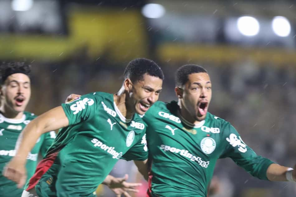 Murilo comemora gol do Palmeiras ao lado de Vitor Roque, pela final do Paulistão. (Foto: JOTA ARNALDO/RP FOTOPRESS)