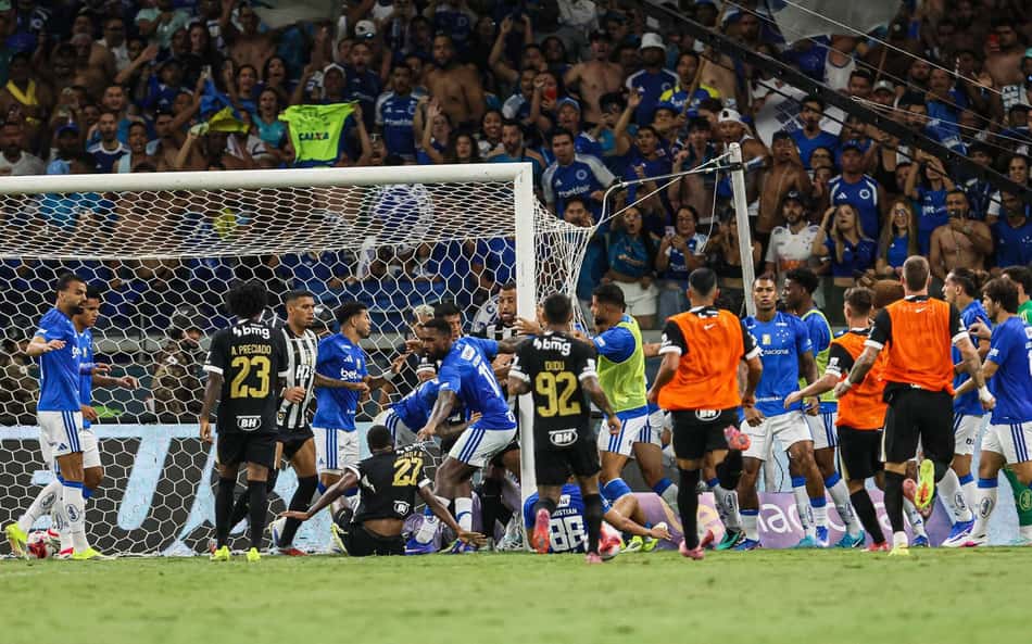 Atlético-MG e Cruzeiro têm 23 expulsos por briga na final do Mineiro