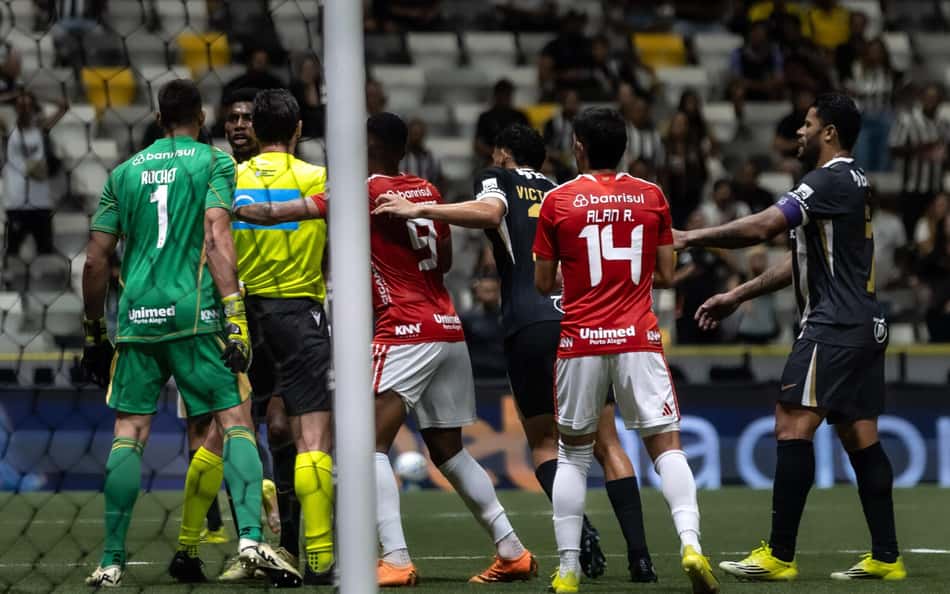 Torcedores não perdoam jogador em Atlético-MG x Internacional: 'Não dá mais'