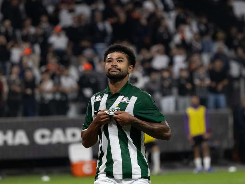 Lucas Ronier marcou o segundo gol do Coritiba (Foto: Luis Henrique Januário Pacca/Mochila Press/Gazeta Press)