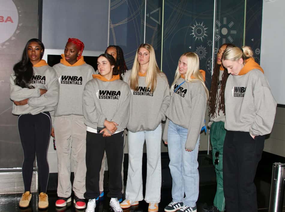 Paige Bueckers, Kiki Iriafen, Aneesah Morrow e Hailey Van Lith iluminarão o Empire State Building em comemoração ao Draft da WNBA de 2025. 14 de abril de 2025, Nova York, EUA: Paige Bueckers, Kiki Iriafen, Aneesah Morrow e Hailey Van Lith iluminarão o Empire State Building em comemoração ao Draft da WNBA de 2025, apresentado pela State Farm, na segunda-feira (14), com a presença de Kathy Engelbert, comissária da WNBA. Crédito: niyi fote/thenews2 (Foto: Niyi Fote/Thenews2/Gazeta Press)