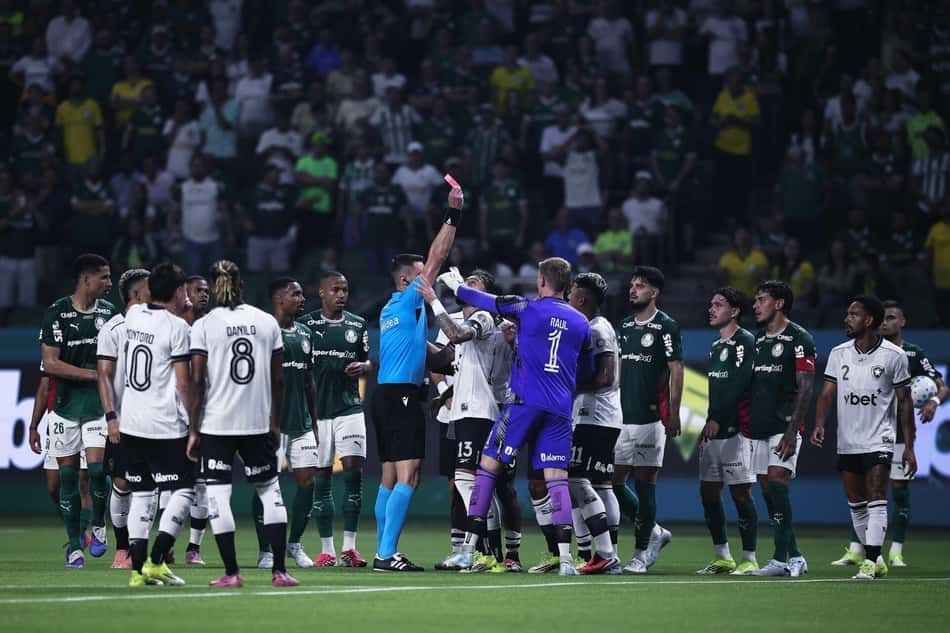 Expulsão de Medina prejudicou o Botafogo no Allianz (Foto: Ettore Chiereguini/AGIF/GazetaPress)