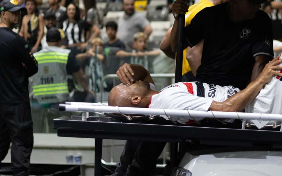 Lucas Moura, do São Paulo, sofre choque nas costas, sai de maca e fará exames no hospital