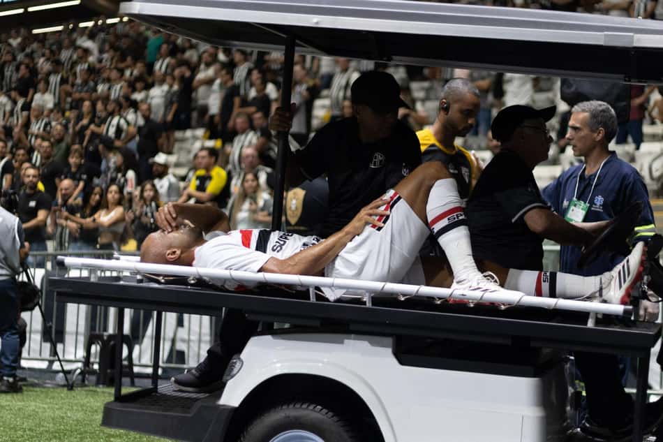 Lucas Moura, do São Paulo, deixa o gramado da Arena MRV de maca