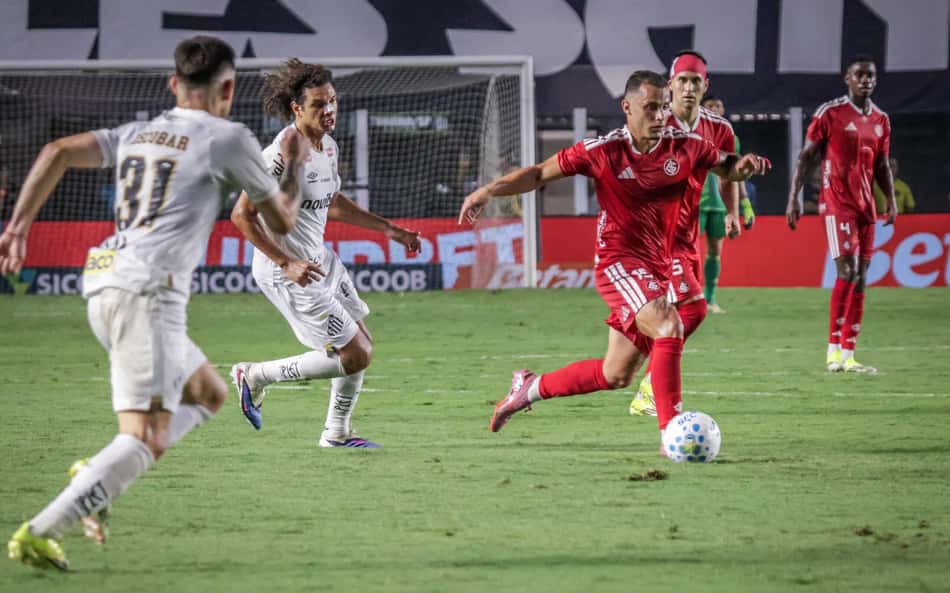 Melhores momentos: Internacional bate Santos nos acréscimos e aumenta crise interna por saída de Vojvoda