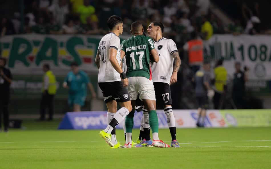 Botafogo retira foto de Marlon Freitas do Nilton Santos e troca pela de Marçal