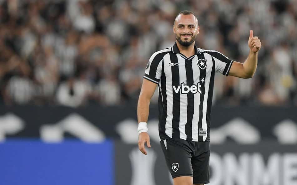 Corinthians aprova Arthur Cabral, mas mantém cautela por 'equilíbrio financeiro'