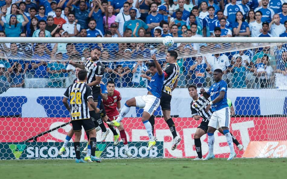 Neymar se revolta com decisão de arbitragem; veja