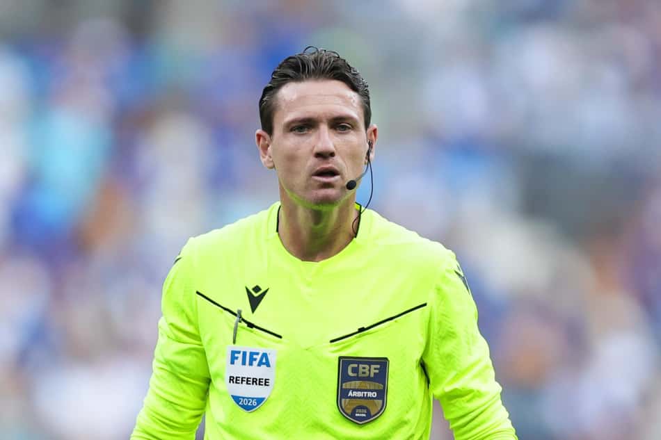 Ramon Abatti Abel  foi o árbitro do duelo entre o Cruzeiro e o Santos. (Foto: Gilson Lobo/ Agif/Gazeta Press)