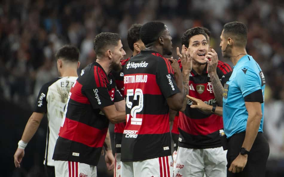 Torcedores reagem à decisão de arbitragem em Corinthians x Flamengo: 'Inacreditável'