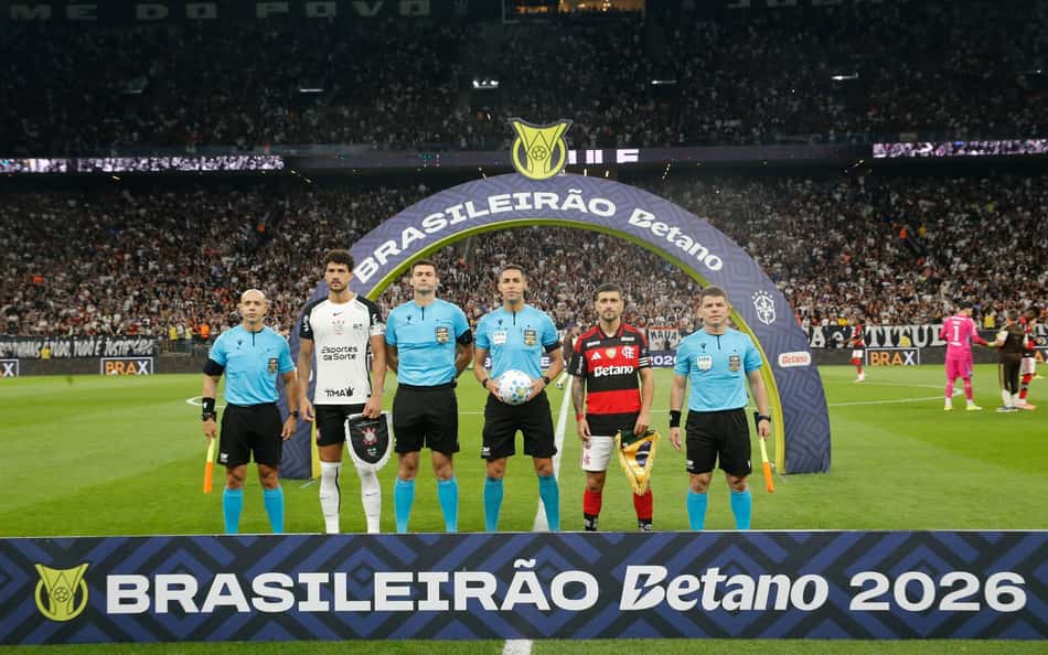 Pênalti? Lance polêmico revolta internautas em Corinthians x Flamengo