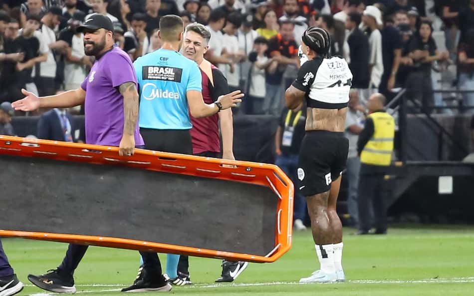 Memphis sente incômodo na coxa e é substituído no primeiro tempo de Corinthians x Flamengo