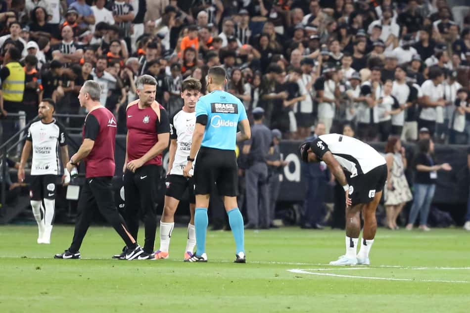 Memphis, atacante do Corinthians, sente dores
