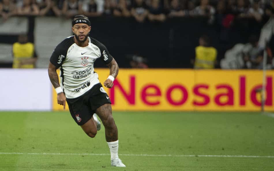 Atitude de Memphis Depay chama atenção em Corinthians x Flamengo