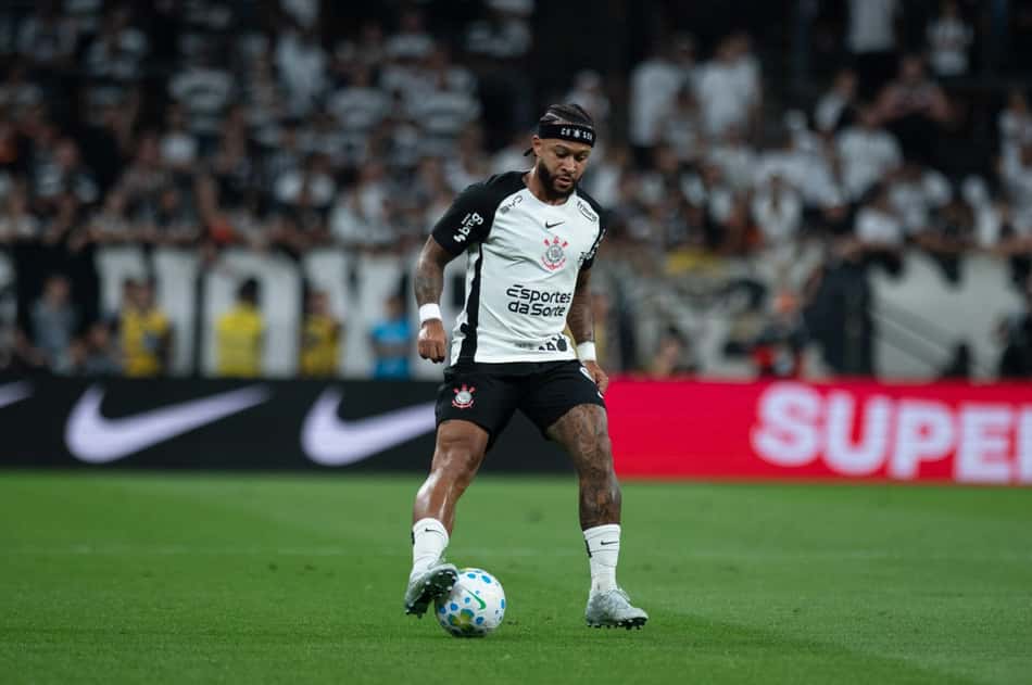 Memphis Depay se machucou durante Corinthians x Flamengo (Foto: Ronaldo Barreto/Thenews2/Gazeta Press)